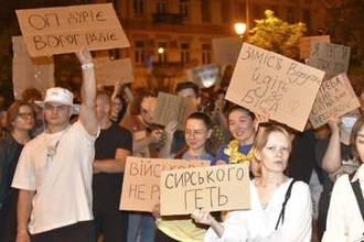 ウクライナ、現役軍人も抗議デモ　「国防相更迭は過ち」