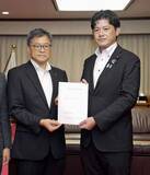 「ながらスマホ、危険運転適用を　静岡県袋井市長が法改正要望」の画像1