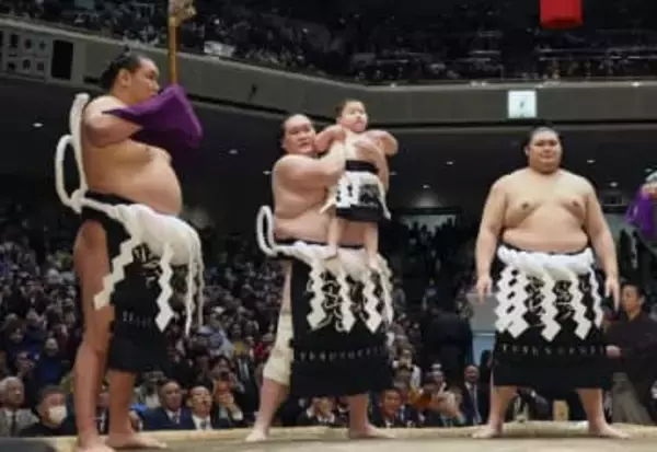 元横綱照ノ富士が引退相撲　白鵬さんはさみ、涙見せず