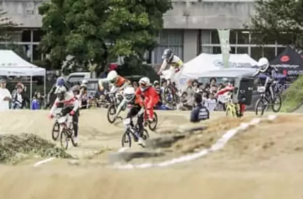 廃校跡地にBMXコース　にぎわい戻り「風化防ぐ」