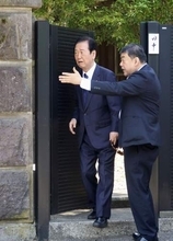 小沢一郎氏、田中角栄元首相墓参　「おやじは生涯の先生」