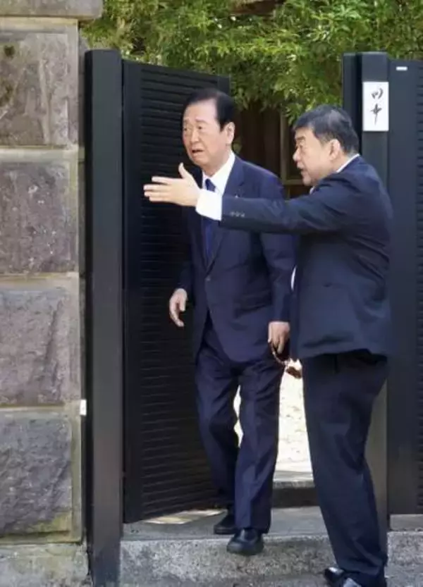 小沢一郎氏、田中角栄元首相墓参　「おやじは生涯の先生」