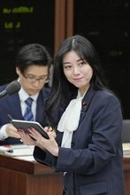 聴覚障害議員の斉藤氏、初質疑　「筆談ホステス」、タブレットで