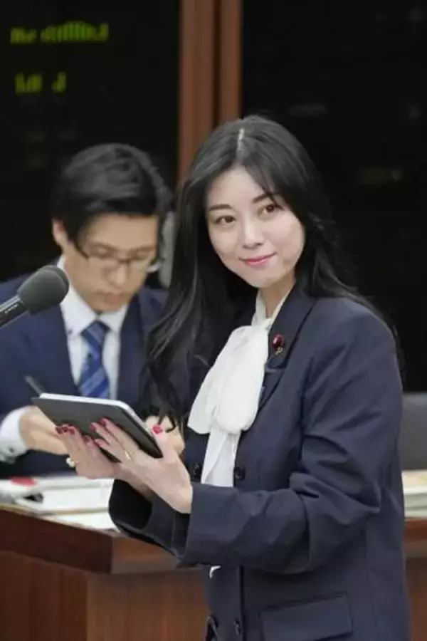 聴覚障害議員の斉藤氏、初質疑　「筆談ホステス」、タブレットで