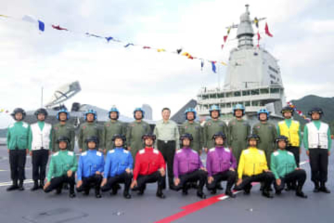 制服姿で式典に出席