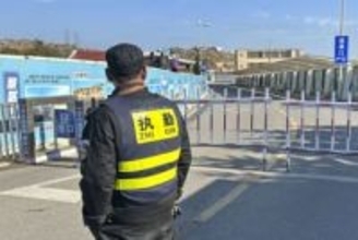 響くごう音、台湾対岸の街騒然　中国軍ロケット弾が次々飛翔