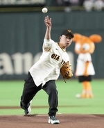 スノボ「金」木村葵来が始球式　ベッツの影響で丸刈り