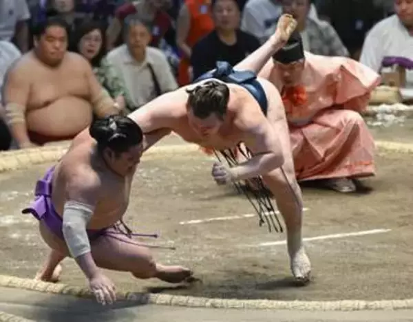 安青錦、2敗で単独首位守る　霧島、熱海富士が1差で追う