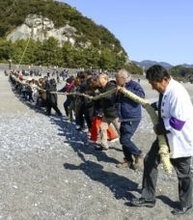 神の恵み求め、三重で大綱引く　世界遺産・熊野の花窟神社