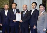「4党、国民投票法改正案を提出　改憲へ今国会成立期す」の画像1