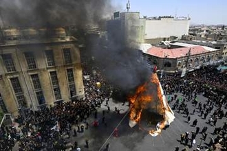イランでシーア派最大行事　歴史的苦難、体打ち追体験