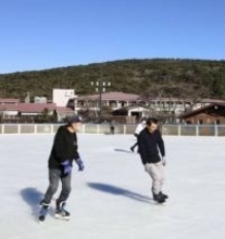 最南端の銀盤、まぶしく初滑り　宮崎・えびの高原スケート場