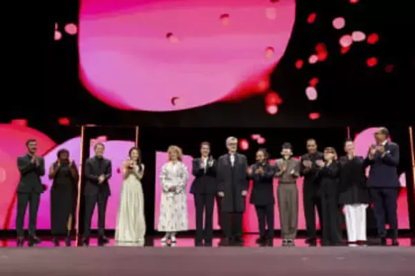 ベルリン国際映画祭が開幕　「花緑青が明ける日に」コンペに