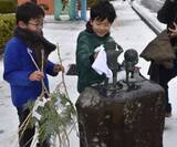 「妖怪たちも迎春準備、鳥取　水木ロードの像にしめ飾り」の画像1