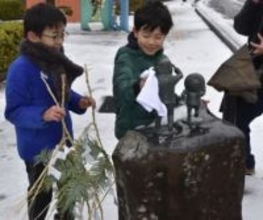 妖怪たちも迎春準備、鳥取　水木ロードの像にしめ飾り
