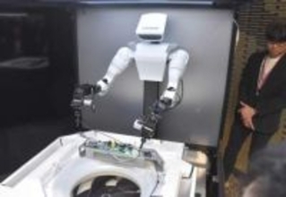 日立、AIロボで作業改善　人手不足解決に顧客へ展開