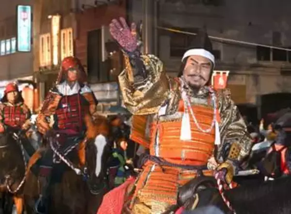 信玄しのび武者千人「出陣じゃ」　甲府、市川右団次さん親子も