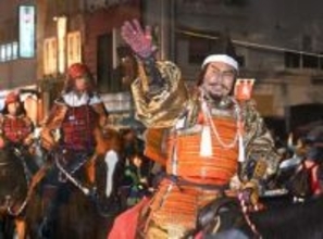 信玄しのび武者千人「出陣じゃ」　甲府、市川右団次さん親子も