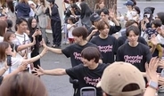 アイドル、熊本の被災住民と交流　氷川町、支援で訪問