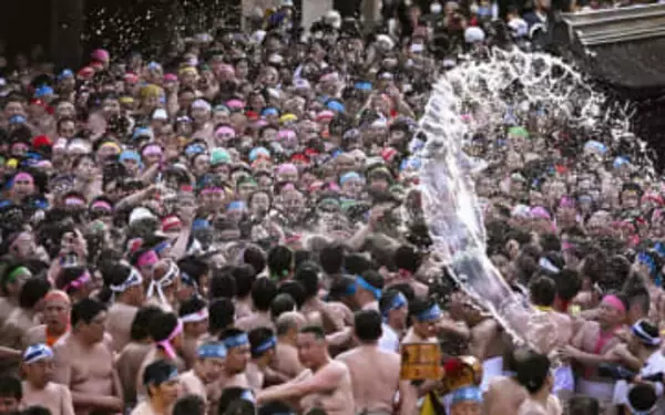 愛知で奇祭「国府宮はだか祭」　激しくもみ合い厄落とし