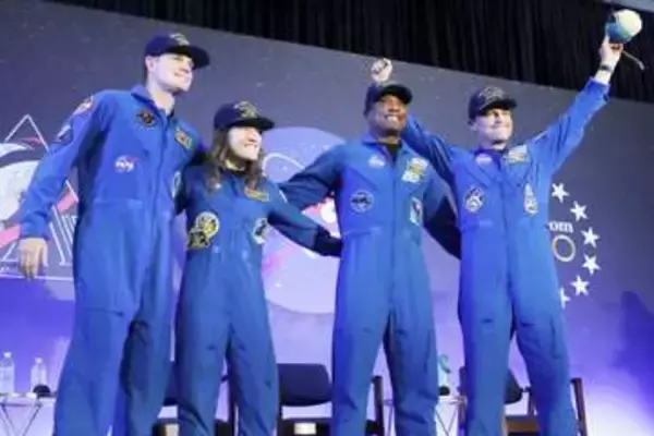 月周回の飛行士4人に熱烈な歓迎　米拠点で家族や同僚「おかえり」