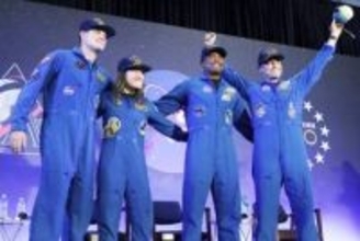 月周回の飛行士4人に熱烈な歓迎　米拠点で家族や同僚「おかえり」