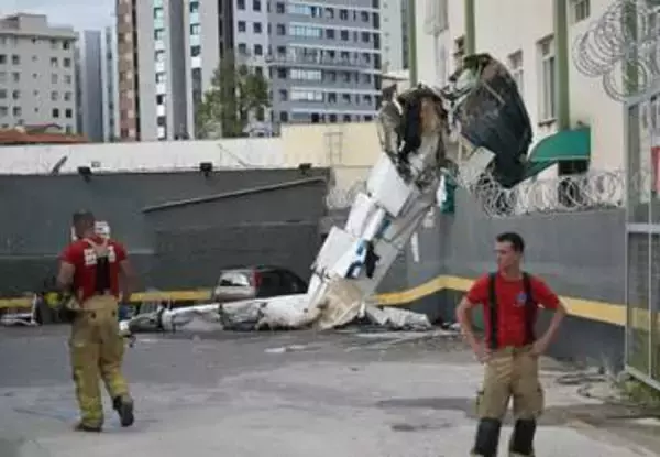 小型機アパートに衝突、ブラジル　操縦士ら3人死亡