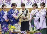 「首相「凜として国政に」　茨城・千葉のアヤメPR」の画像1