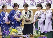 首相「凜として国政に」　茨城・千葉のアヤメPR