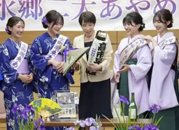 首相「凜として国政に」　茨城・千葉のアヤメPR