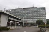「警察署の窓を鉄パイプで損壊疑い　男2人逮捕、警察官拳銃構え対応」の画像1