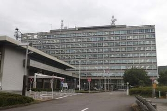 警察署の窓を鉄パイプで損壊疑い　男2人逮捕、警察官拳銃構え対応