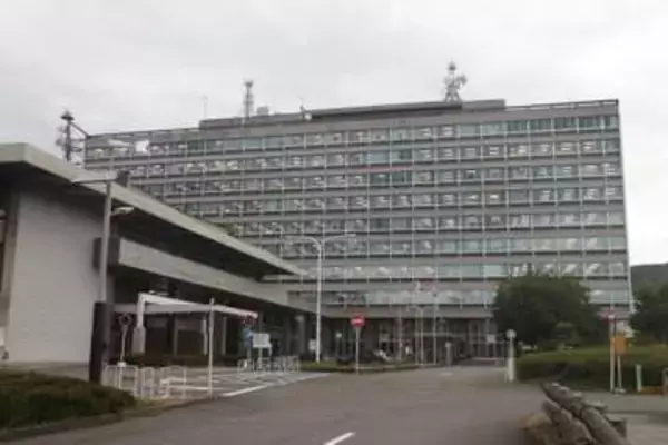 警察署の窓を鉄パイプで損壊疑い　男2人逮捕、警察官拳銃構え対応