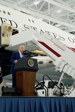 新型の大統領専用機は防御不足か　トランプ氏が導入推進