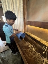 幸せの秘訣？ブータン伝統の石焼き風呂　かすかに香る薬草、ストレス溶けて消える