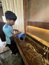 幸せの秘訣？ブータン伝統の石焼き風呂　かすかに香る薬草、ストレス溶けて消える