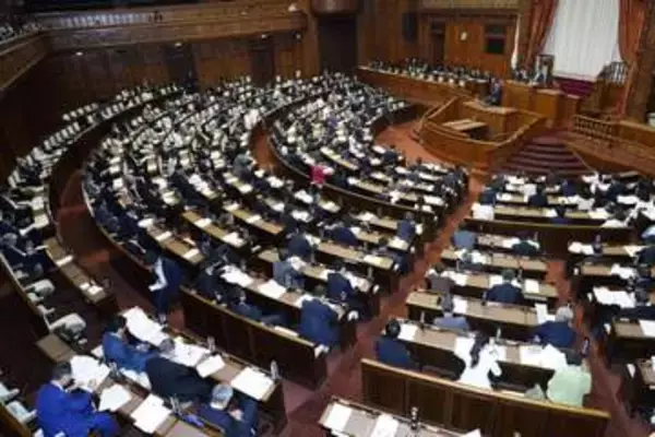 デジタル教科書、参院で審議入り　文科相「学習効果高める」