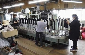 国産靴下が存続の危機に　専用の生産機、老朽化に輸入困難