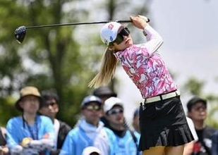 桑木志帆が首位守る　女子ゴルフ第3日