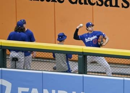 大谷がブルペンで投球練習　変化球を交えて17球