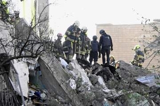 首都キーウ攻撃で24人死亡　高層住宅崩壊、ウクライナ