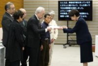 強制不妊、首相が被害者に謝罪　官邸で国賠訴訟の原告らと面会