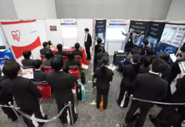 大学生の就活、説明会解禁　企業、初任給上げアピール