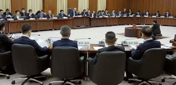 自民「任期延長の集中討議を」　中道「国会召集期限が優先」