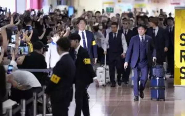 奮闘の日本代表、ファンが出迎え　帰国に歓声、感謝と笑顔