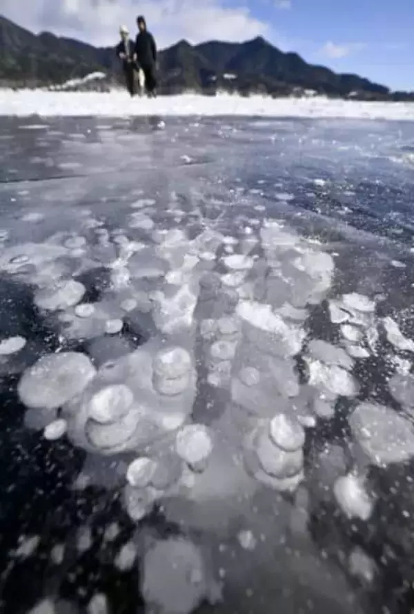 凍った糠平湖に天然の水玉模様　北海道・上士幌町