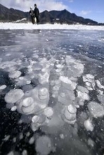 凍った糠平湖に天然の水玉模様　北海道・上士幌町