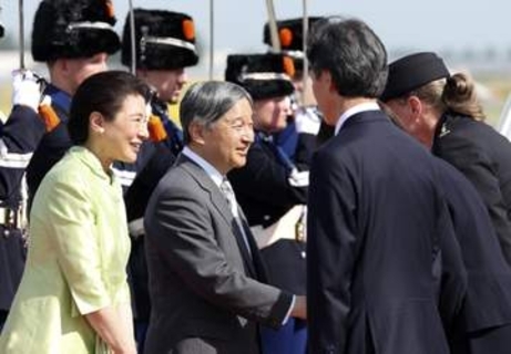 両陛下、ベルギーに到着　国王夫妻の長女が出迎え