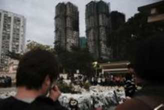 香港火災、追悼の花束撤去開始　政府批判メッセージも