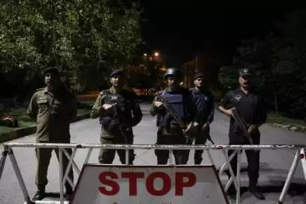 パキスタン厳戒、武装兵が巡回　市民「全人類のため成功を」